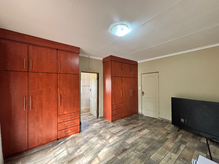 6 Bedroom Property for Sale in Flamwood North West